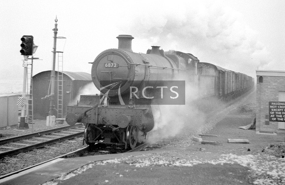 CH02444 - Cl 6800 No. 6872 'Crawley Grange' on a down goods at Langley 25/4/64