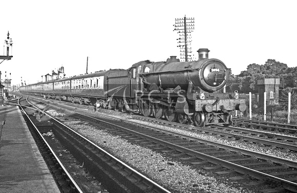 AW00441 - Cl 4900 No. 5994 'Roydon Hall' approaching Reading General station 17/8/59