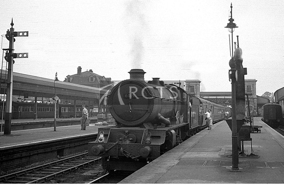 CRA0165 - Cl 6000 No. 6019 'King Henry V' at Exeter St David's station c 1950s-1964