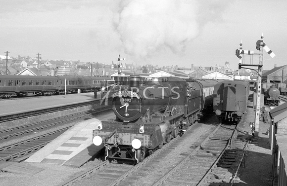 CH00624 - Cl 7800 No. 7802 'Bradley Manor' on the up 'Cambrian Coast Express' at Aberystwyth 27/8/60