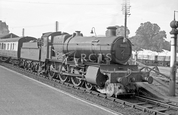 CH00725 - Cl 7800 No.7823 'Hook Norton Manor' at Welshpool 24/9/60