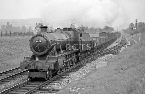 CH01957 - Cl 6959 No. 6979 'Helperly Hall' on a down goods at Bathampton 13/10/62