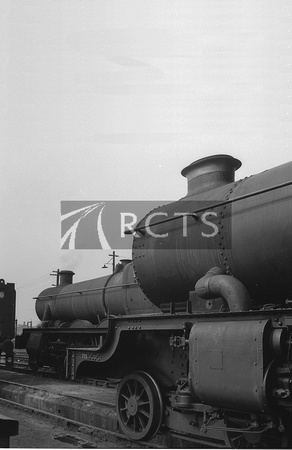 CRA0052VF - Locos at Gloucester shed Summer (front side of unidentified Castle and Hall from the rear) 1964