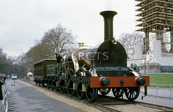 MJB0717C - Broad gauge replica 'Iron Duke' at Kensington Gardens, April 1985