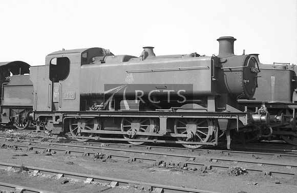 CH00266 - Cl 9400 No. 8421 at Gloucester shed 29/8/59