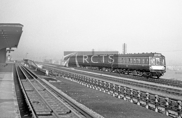 CH01999 - Cl 115 DMBS No. M51884 on the 0950 West Ruislip to Marylebone service at Ruislip Gardens 2/3/63