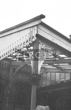 CUL3492VF - 'CLC' bracket in the roof support at Manchester Central station 21/12/74