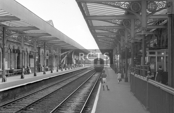 PG00174 - View looking east along No. 2 platform at Warrington Central station c 1970s