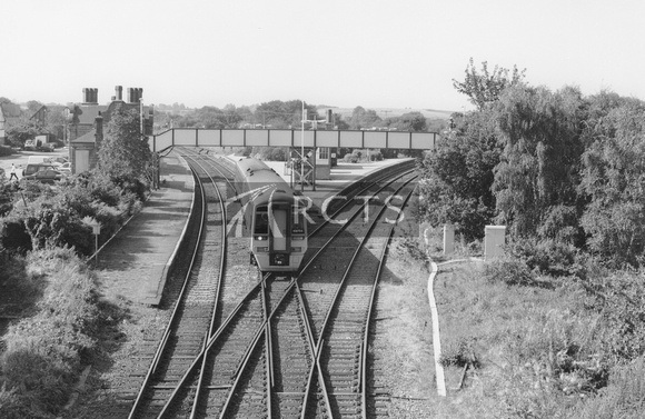 JH00298 - Helsby station viewed from the overbridge and showing Cl 158 No. 158 754 approaching 2/9/02