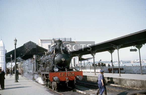 AW00301C - 4-6-0 steam loco No. 354 at Barreiro station 8/5/64