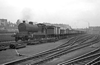 CH04261 - Cl O4/1 No. 63698 on a down goods at Doncaster 30/8/60