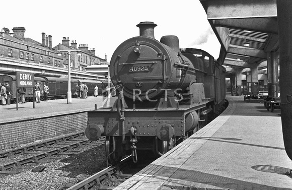 AW00283 - Cl 4P No. 40925 at Derby Midland station 15/6/58