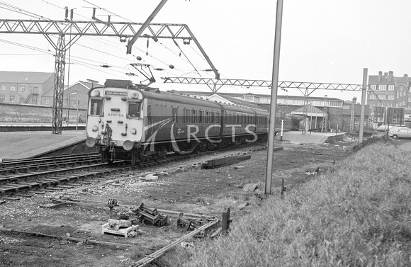 CH03740 - DMBS No. M28576 forming the 1320 Altrincham to Manchester service at Altrincham & Bowdon 13/3/71