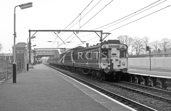 CH03741 - DMBS No. M28576 forming the 1420 Altrincham to Manchester service at Timperley 13/3/71