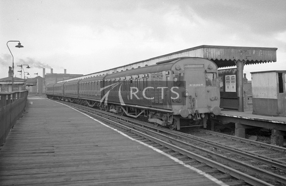 CH01462 - DMBT No. M28302M forming the 1045 Liverpool to Ormskirk service at Sandhills 28/10/61