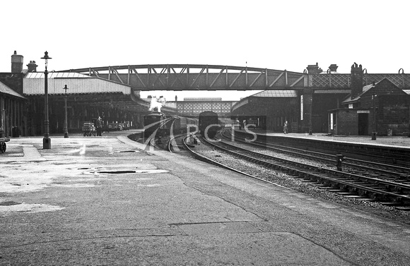 AW00269 - View along the platform at Sheffield Midland station 8/6/58