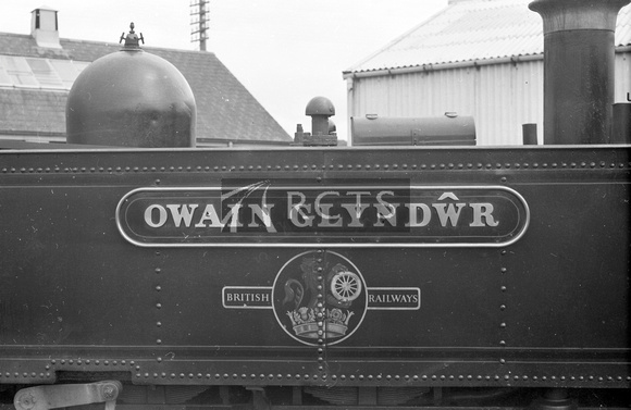 DUN1326 - Cl VoR No. 7 'Owain Glyndwr' at Aberystwyth (detail of nameplate) 26/6/58