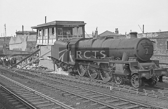CH00242 - Cl 6P No. 45730 'Ocean' after having collided with Dock Junction signal box (near St Pancras) 20/7/59