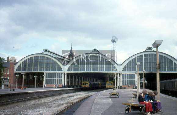 BEL0132C - View along the platform looking towards the train shed at Darlington station, August 1975