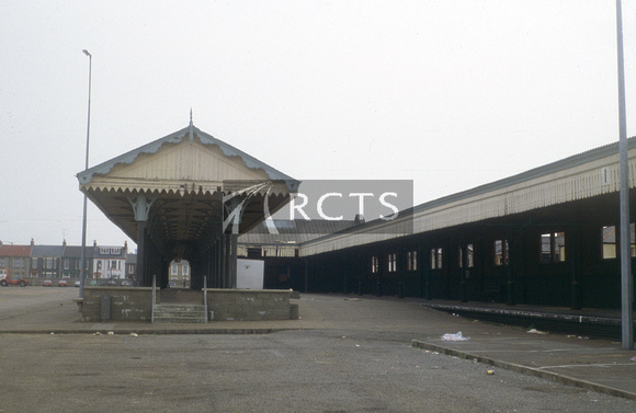 RIP0052C - View of platforms at Yarmouth Beach station (after closure with tracks lifted), July 1982